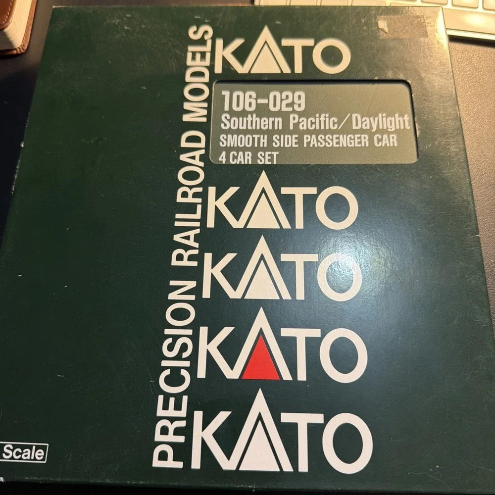 Kato 106-029 N Scale Southern Pacific Daylight Smooth Side 4-Car Passenger Set